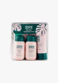 Coco & Eve hårpleiesett i et klart etui. Tre rosa flasker med turkise lokk merket som sjampo, balsam og hårmaske.