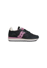 Sneaker nere e rosa realizzate in suede e mesh, con un design a bassa top, chiusura con lacci e una suola intermedia a strisce bianche e rosa.