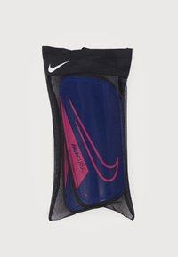 Επιγονατίδες Nike Mercurial σε μαύρη διχτυωτή θήκη, με μια μπλε ασπίδα που φέρει ροζ λογότυπο swoosh, σχεδιασμένες για ελαφριά προστασία.