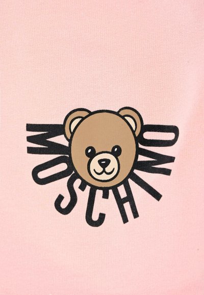 Vêtement en coton rose avec un graphique d'ours brun au centre, entouré du mot "MOSCHINO" en lettres noires en gras.