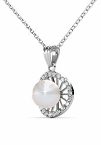 Collana d'argento con un pendente circolare al centro, caratterizzato da una grande perlina circondata da piccoli cristalli e un design radiante.