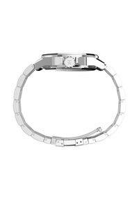 Montre en métal argenté avec un bracelet à maillons, un cadran rectangulaire et une couronne ronde. Présente une finition polie et une forme angulaire.