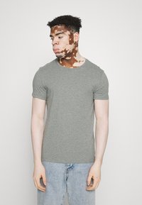 Levi's® SLIM CREW NECK TEE 2 PACK - T-shirt básica - light blue/grey