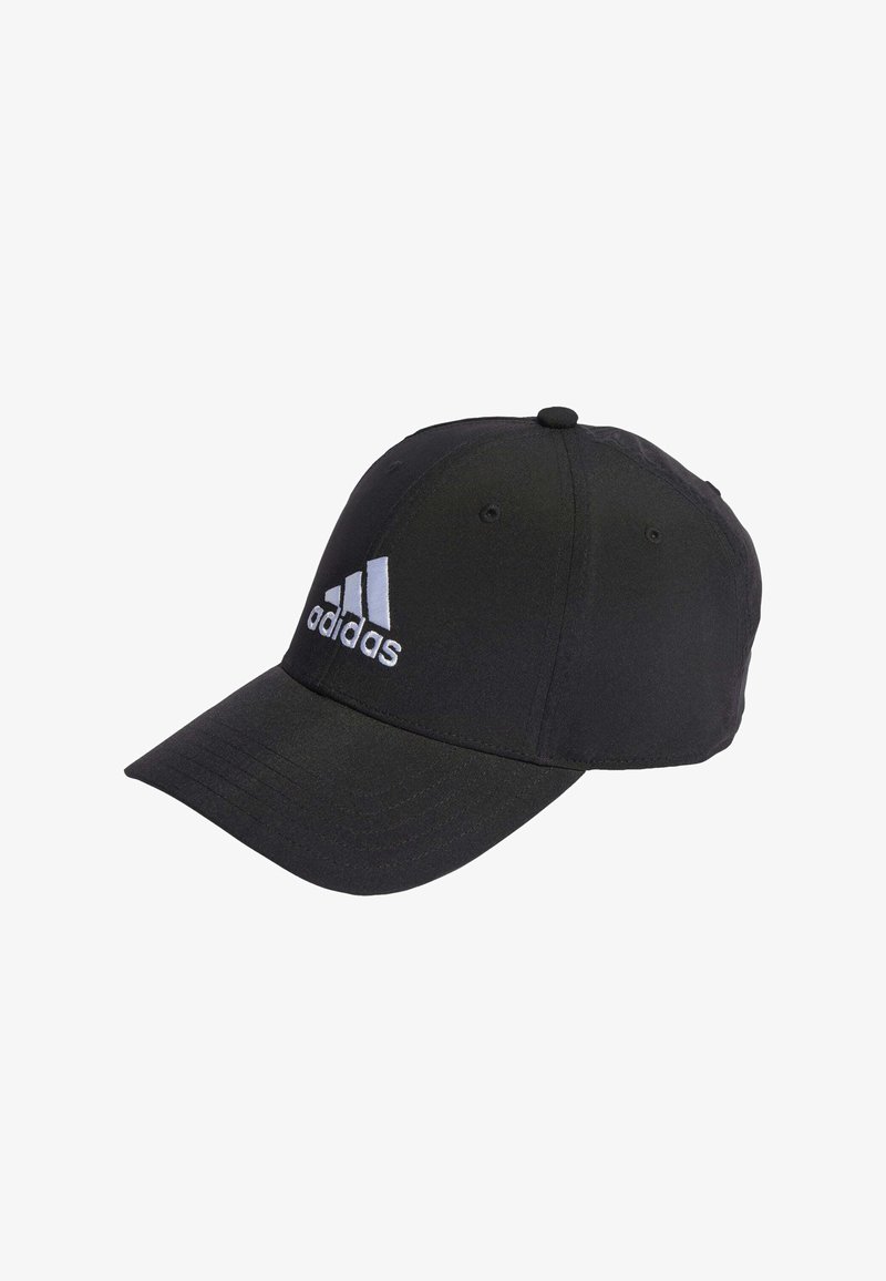 Cappello nero in tessuto, con visiera curva, logo Adidas ricamato in bianco e fori per la ventilazione. Design classico con cinghia regolabile.