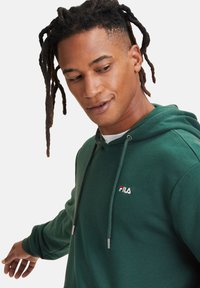 Fila BENGEL LANGARM LOGO EINFARBIG - Felpa con cappuccio - forest biome