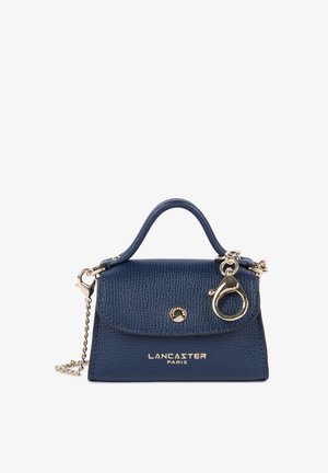 Sac à main en cuir texturé marine avec une poignée supérieure, une bandoulière en chaîne amovible et quincaillerie en ton doré. Doté d'un fermoir et d'un logo de marque à l'avant.