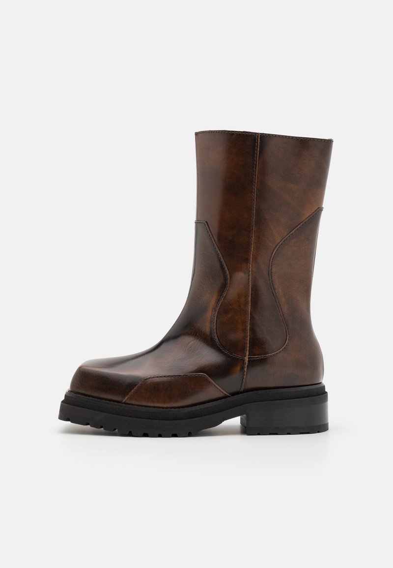 ECKHAUS LATTA STACKED BOOT - Čižmy na platforme - dark brown