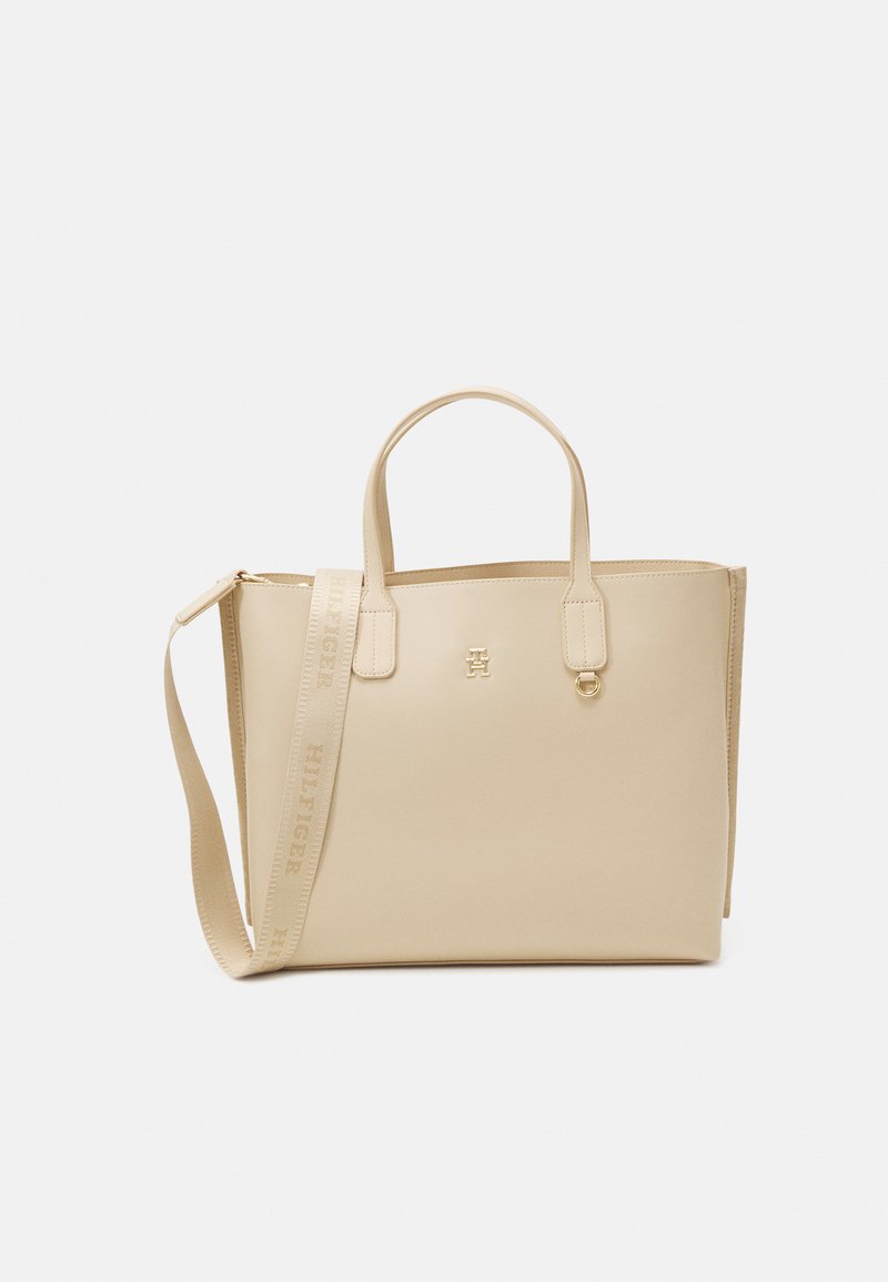 Borsa tote beige realizzata in morbido materiale sintetico, presenta due manici superiori, una tracolla removibile e un piccolo logo sul davanti.