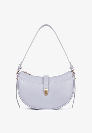 Sac à main demi-lune en cuir gris clair avec bandoulière réglable, fermoir doré et fermeture éclair, détail minimal de couture à l'avant.