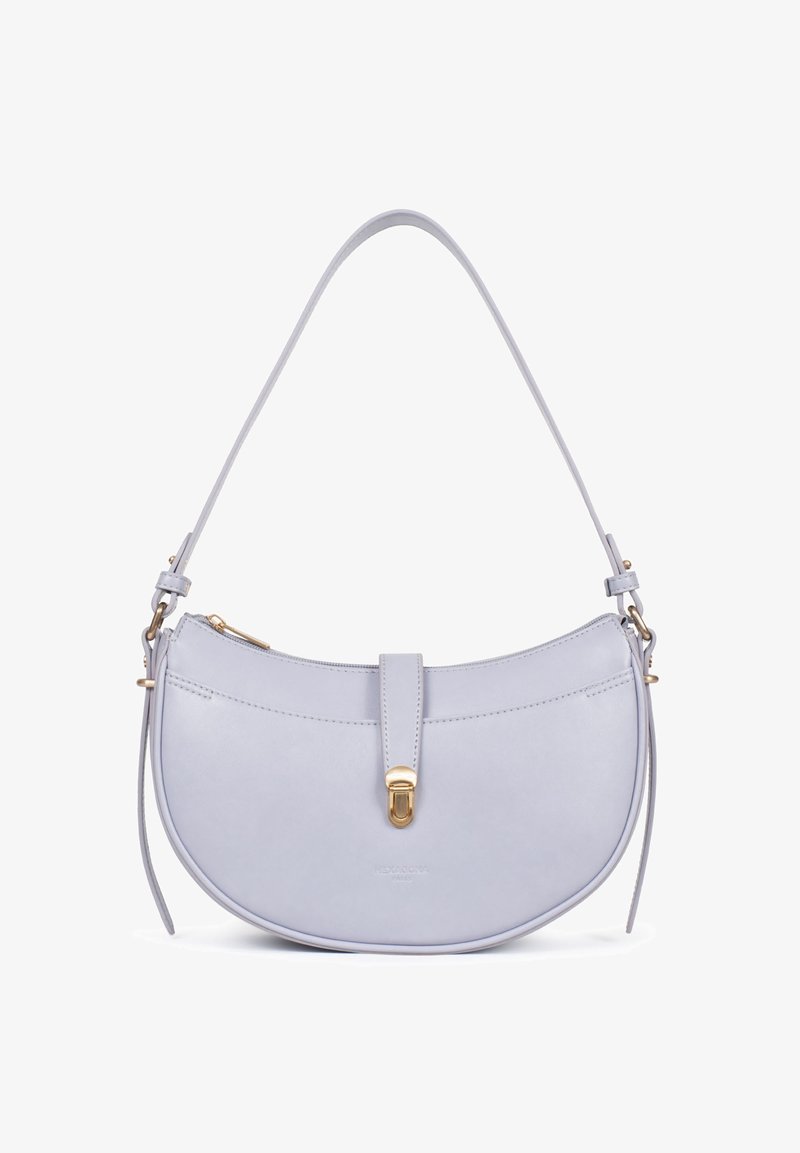 Sac à main demi-lune en cuir gris clair avec bandoulière réglable, fermoir doré et fermeture éclair, détail minimal de couture à l'avant.