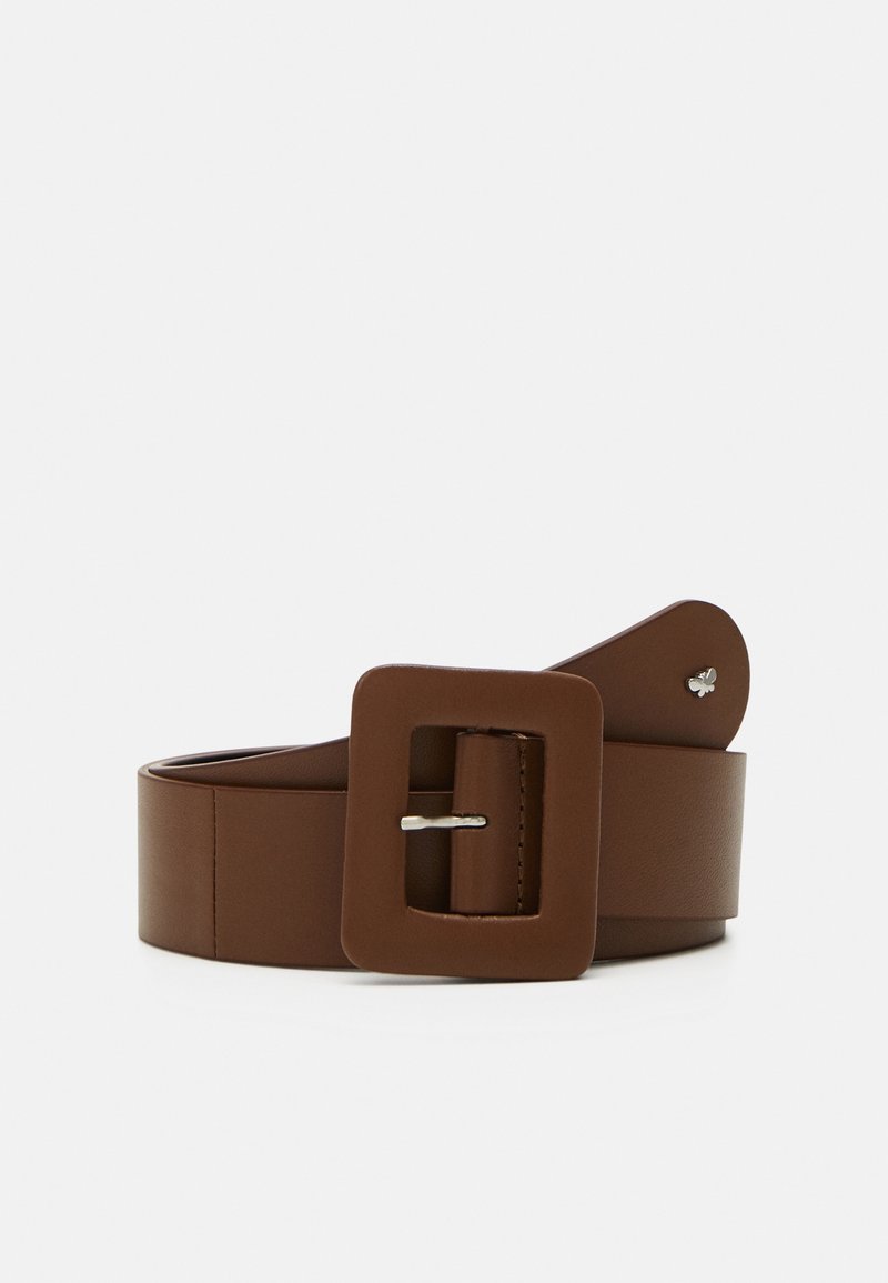 Ceinture large en cuir marron avec une grande boucle carrée et un petit détail métallique en forme de papillon près de la pointe.