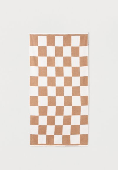 Ορθογώνια πετσέτα με μοτίβο καρό σε μπεζ και λευκό, με τετράγωνα εναλλάξ χρωμάτων που τοποθετούνται ομοιόμορφα.