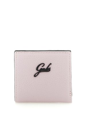 Portafoglio in pelle rosa pallido piegato con cuciture nere e logo nero "Gabs" al centro davanti.