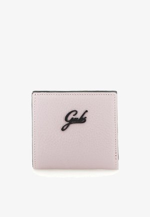 Portafoglio in pelle rosa pallido piegato con cuciture nere e logo nero "Gabs" al centro davanti.