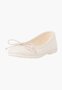 Ballerine en tissu blanc cassé avec un bout arrondi et un accent en nœud à l'avant. Semelle plate avec une texture lisse.