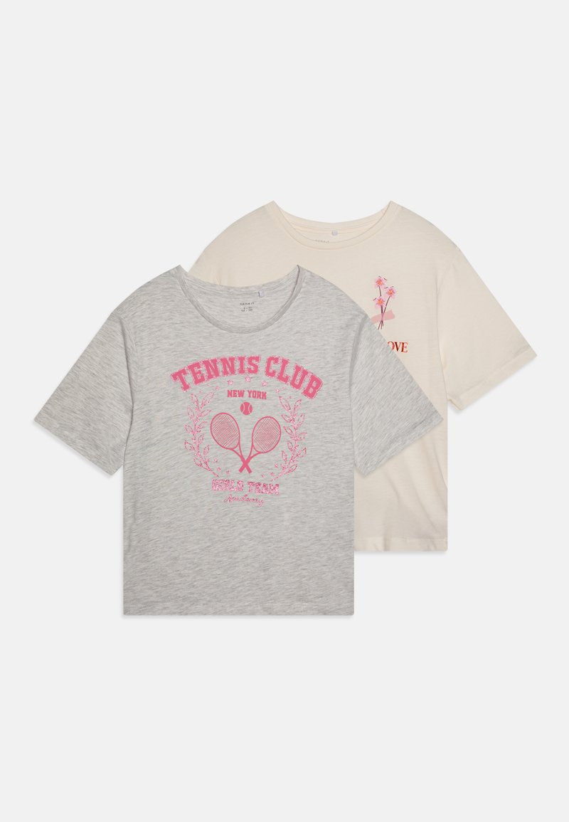Deux t-shirts : un gris avec l'impression rose "TENNIS CLUB NEW YORK" et des raquettes ; un crème avec un motif floral et du texte. Coupe classique, manches courtes.
