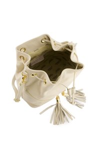 Cremefarvet læder bucket taske med guldfarvet hardware, snørelukning og dobbelte kvast detaljer. Indvendigt har den mærkevævet for.