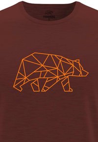 Camiseta color marrón con un diseño de oso geométrico naranja. Mangas cortas con cuello redondo. Textura de tela suave.
