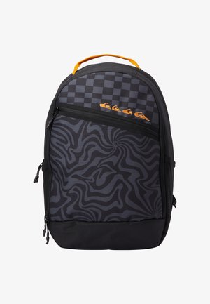 Zwart en grijs rugzak met geruite en golvende patronen, oranje accenten, een handvat aan de bovenkant en twee ritssluitingen.