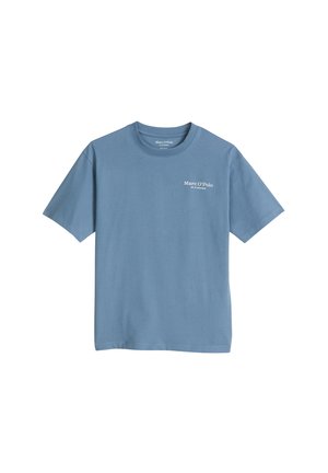 Gładki niebieski T-shirt z krótkim rękawem i okrągłym dekoltem z małym białym logo Marc O’Polo po lewej stronie klatki piersiowej.