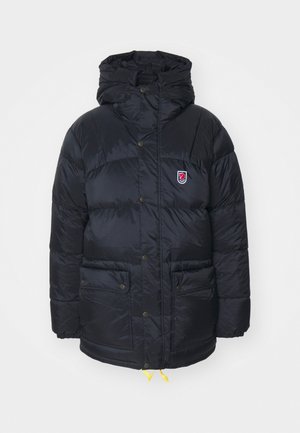 Jachetă puffer albastru închis cu glugă, design matlasat, două buzunare frontale, accente aurii și un patch cu logo pe piept.
