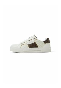 Sneaker bianchi con accenti a fantasia marrone, hardware metallico e un pannello laterale testurizzato. Suola in gomma e design con lacci.