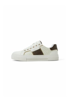 Hvide sneakers med brune mønstrede accenter, metallisk hardware og et struktureret sidepanel. Gummisål og snøresystem.