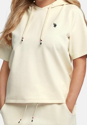 Kremowa bluza z kapturem wykonana z miękkiego materiału, z logo na piersi oraz kontrastowym sznurkiem w czarnych, czerwonych i białych akcentach.