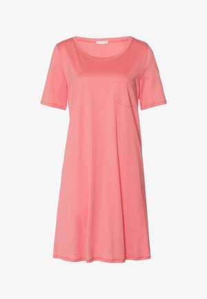 Kortærmet knælang kjole i blødt, koralfarvet stof. Har rund halsudskæring og en forlommer. Glat tekstur med en afslappet pasform.