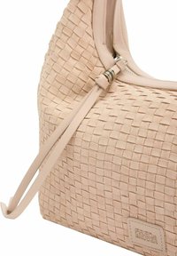 Borsa a tracolla beige intrecciata con superficie testurizzata, chiusura a zip e tracolla piatta. Presenta un'etichetta del logo per il branding.