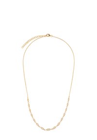 Złota naszyjnik pozłacany z owalnymi ogniwami, zdobiony małymi białymi kamieniami szlachetnymi, z zapięciem i regulowanym łańcuszkiem do dostosowania długości.
