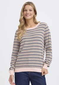 Adīts džemperis ar svītrainu rakstu rozā, tumši zil�ā un bēšā krāsā, apaļu kakla izgriezumu un ribveida aprocēm un apakšmalai.