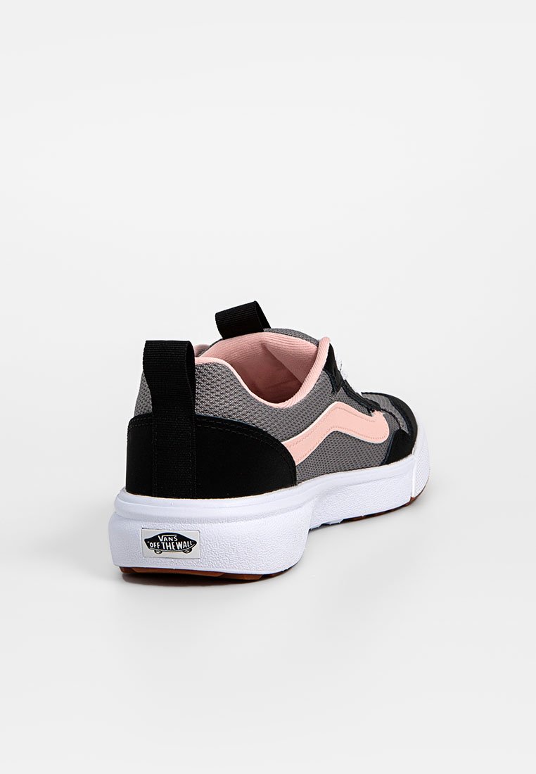 Zapatilla negra y rosa con parte superior de malla, acentos de ante y una suela de goma blanca. Incluye una pestaña negra en el talón y el logo de la marca.