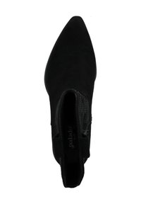 Botín negro hasta el tobillo con punta afilada, material de ante, acentos texturizados, paneles laterales elásticos y un tacón bajo de goma.