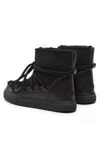 Zwarte hoge schoenen van suede en rubber, met gedraaide touwveters, een gestructureerde bovenkant en platte rubberen zolen.