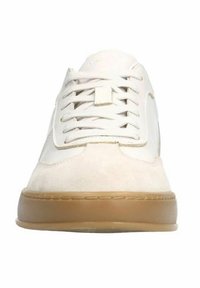 Sneaker in pelle e suede bianca con suola in gomma beige, caratterizzato da un classico design con lacci e una parte superiore testurizzata.