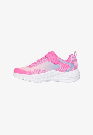 Zapatilla deportiva rosa con parte superior texturizada, que presenta paneles de malla y una suela blanca. Los detalles incluyen toques en azul claro y franjas reflectantes.
