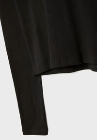 Schwarzes Langarmshirt aus weichem Baumwollmaterial, mit einem geraden Saum und einfachen Nähdetails.