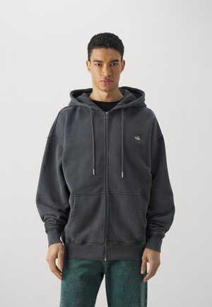 Kulsorte zip-up hoodie med snoretræk i hætten, to frontlommer, ribbede manchetter og et lille logo på venstre bryst.