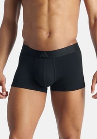 Boxer briefs de algodón negro con un ajuste ceñido, que incluyen una cinturilla con logo y un bolso contorneado para mayor comodidad y soporte.