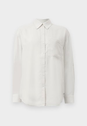 Camicia bianca a maniche lunghe realizzata in tessuto liscio. Presenta un colletto a punta, una chiusura con bottoni e una tasca singola sul lato sinistro del petto.