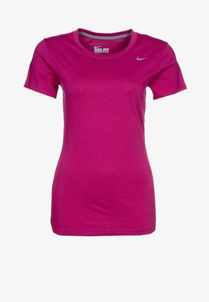 Camiseta deportiva de manga corta Nike Dri-FIT para mujer en color fucsia, con cuello redondo y pequeño logo plateado de Nike en el pecho.