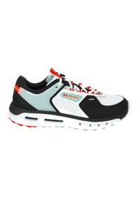 Chaussure de sport noir et blanc avec tige en mesh, accents rouges et semelle rembourrée. Présente des perforations pour la respirabilité et un design épuré.