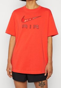 Nike Sportswear T-shirt med print - red
