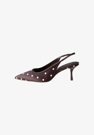 Zapato marrón de tacón bajo estilo kitten heel con tira trasera, lunares blancos y puntera puntiaguda, aislado sobre fondo blanco.