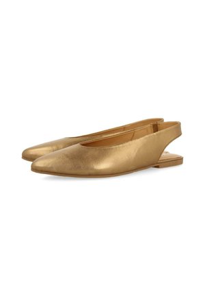 Ballerine slingback in oro metallico con punta affusolata, texture in pelle liscia, tacco basso e design aperto sul retro.