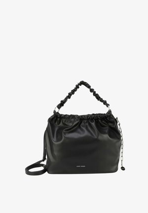 Černá kabelka z umělé kůže s nařaseným vrchem, ramenním popruhem a řetízkovým detailem. Hladký povrch s jednoduchým, zaobleným tvarem.