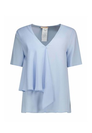 Blouse bleu clair à manches courtes avec col en V et détail drapé asymétrique à l'avant, en tissu doux et léger.