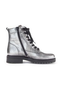 Zilveren metallic enkellaars met een gladde textuur, voorzien van voorste veters, een zijrits en een duurzame zwarte rubberen zool.