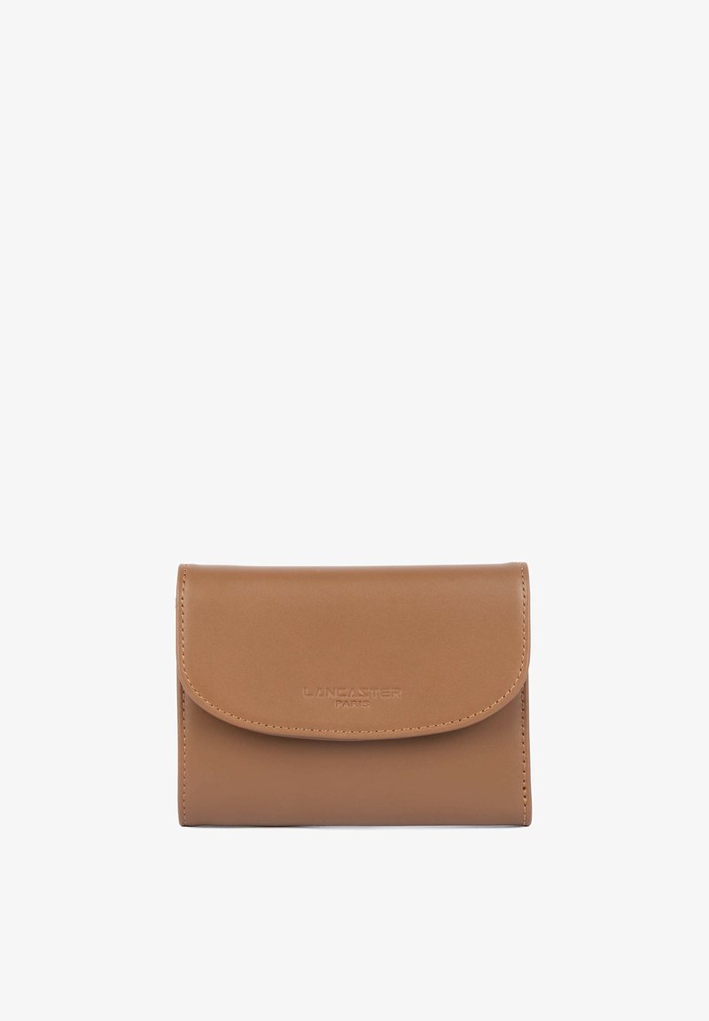 Petit portefeuille en cuir beige avec un rabat pliant et un logo "Lancaster Paris" embossé discret sur le devant.